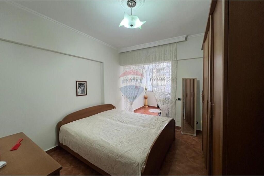 Komuna e Parisit, Tiranë  Apartament 2+1 Komuna e Parisit për shitje