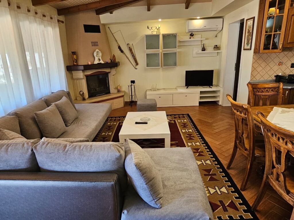 3+1,arredato,piano villa alle ville tedesche,700 euro