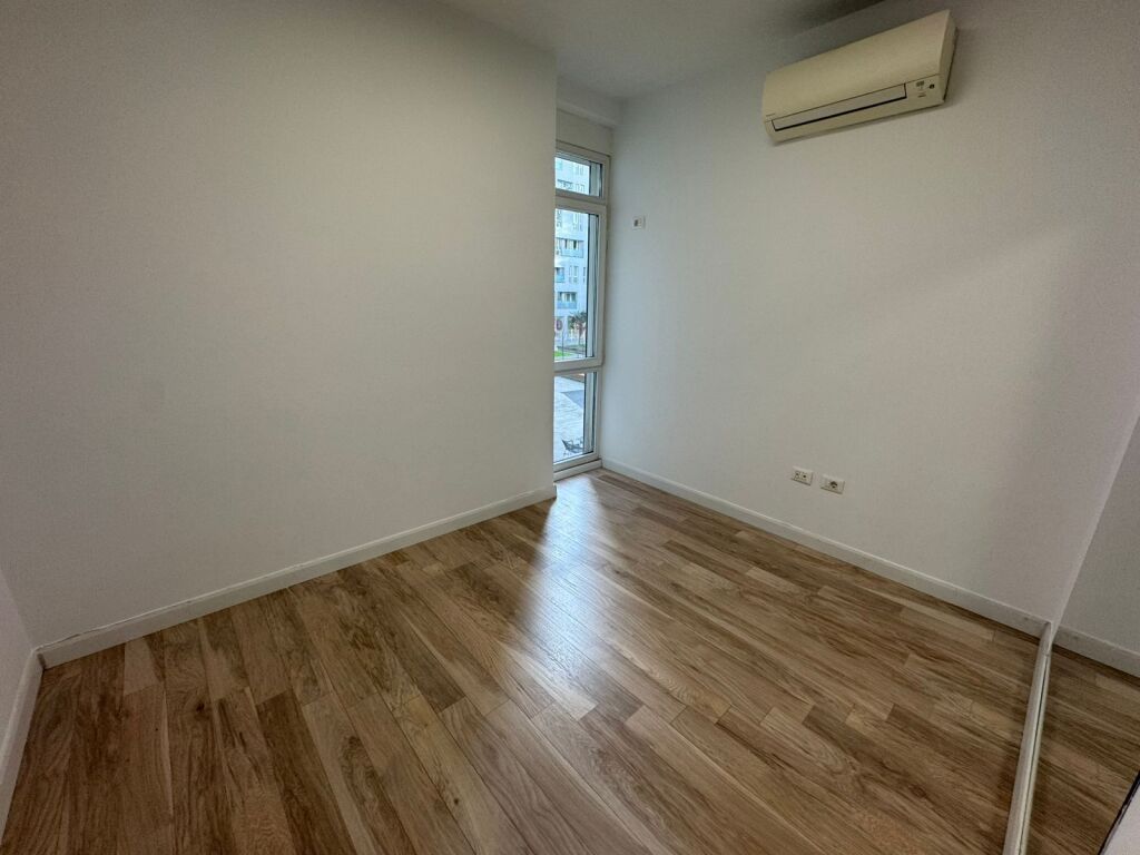 Jepet me qera Ambjent per Zyre  Adresa : Komuna Parisit  kika 2  Kati 1  11 dhoma te gjitha me kondicjoner  3 tualete  100 m2 verande  Sistem kamerash Siperfaqe 270 m 2  Cmimi 4000€neto