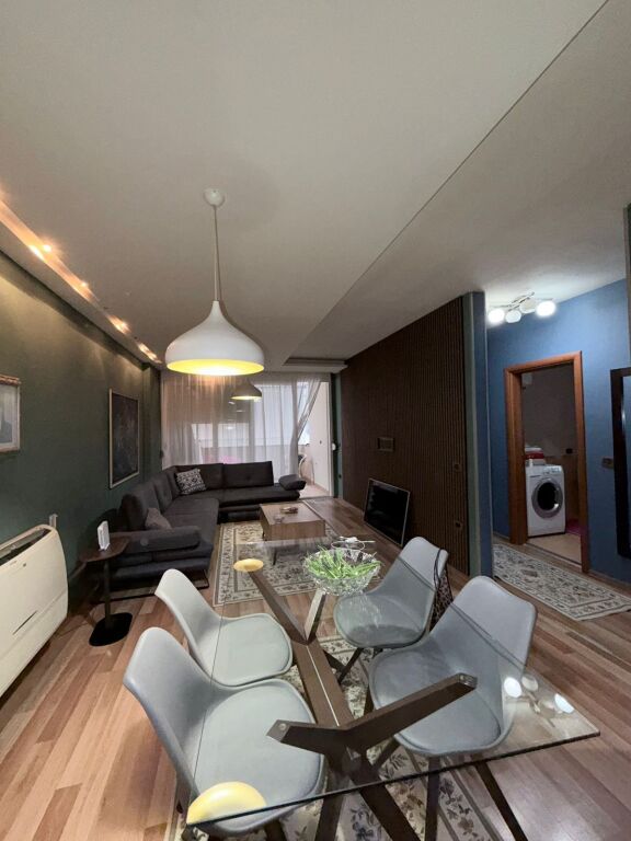 2+1,arredato presso l'ex esposizione,prezzo 800 euro,1 posto auto incluso