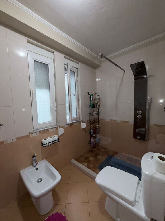 2+1,arredato presso l'ex esposizione,prezzo 800 euro,1 posto auto incluso