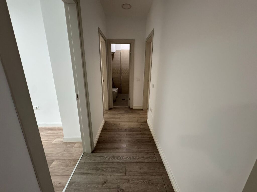 Jepet me qera Ambjent per Zyre  Adresa : Komuna Parisit  kika 2  Kati 1  11 dhoma te gjitha me kondicjoner  3 tualete  100 m2 verande  Sistem kamerash Siperfaqe 270 m 2  Cmimi 4000€neto