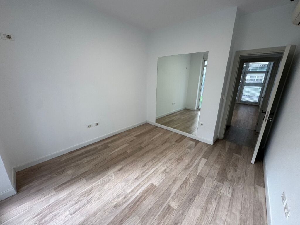 Jepet me qera Ambjent per Zyre  Adresa : Komuna Parisit  kika 2  Kati 1  11 dhoma te gjitha me kondicjoner  3 tualete  100 m2 verande  Sistem kamerash Siperfaqe 270 m 2  Cmimi 4000€neto