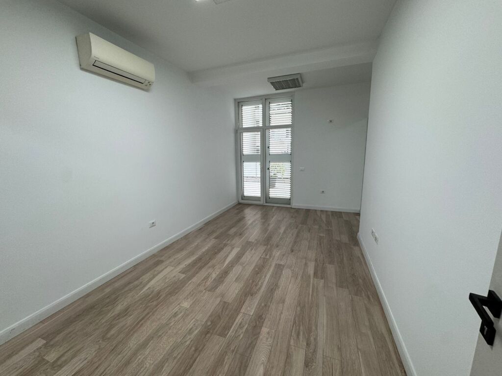 Jepet me qera Ambjent per Zyre  Adresa : Komuna Parisit  kika 2  Kati 1  11 dhoma te gjitha me kondicjoner  3 tualete  100 m2 verande  Sistem kamerash Siperfaqe 270 m 2  Cmimi 4000€neto