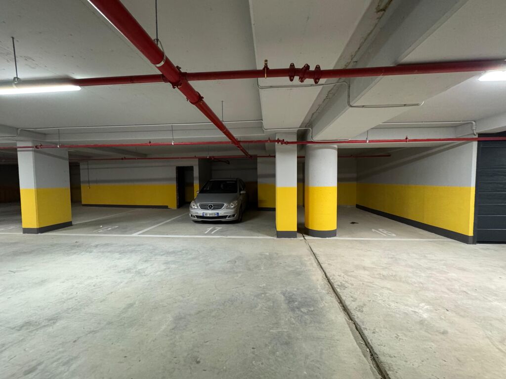 Affittasi appartamento 2+1  Indirizzo: Stazione del treno Lura  Piano 4  Affittasi vuoto per uffici  Posto auto 1  Prezzo 700€