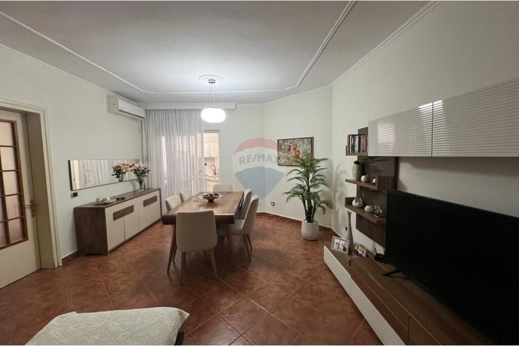 Komuna e Parisit, Tiranë  Apartament 2+1 Komuna e Parisit për shitje
