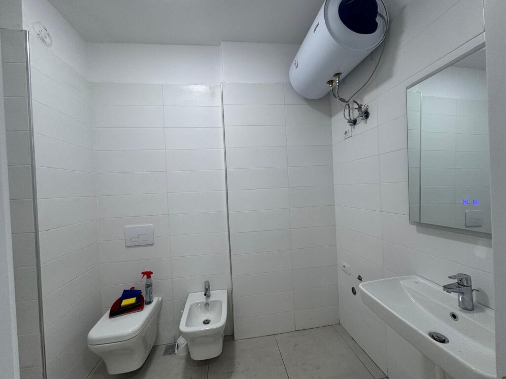 Affittasi appartamento 2+1  Indirizzo: Stazione del treno Lura  Piano 4  Affittasi vuoto per uffici  Posto auto 1  Prezzo 700€