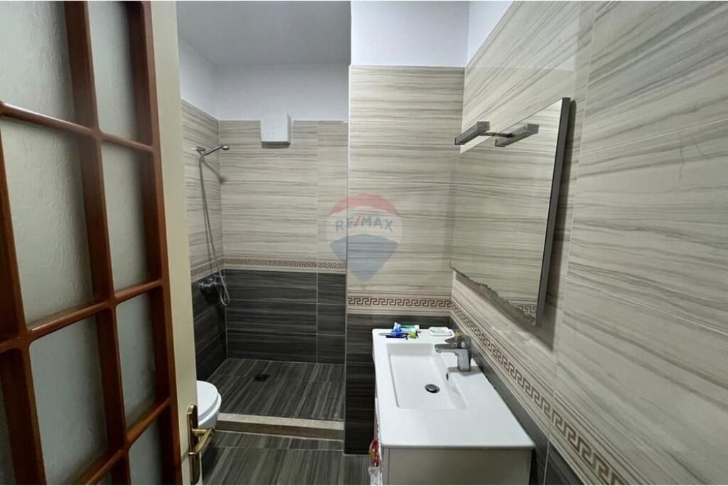 Komuna e Parisit, Tiranë  Apartament 2+1 Komuna e Parisit për shitje