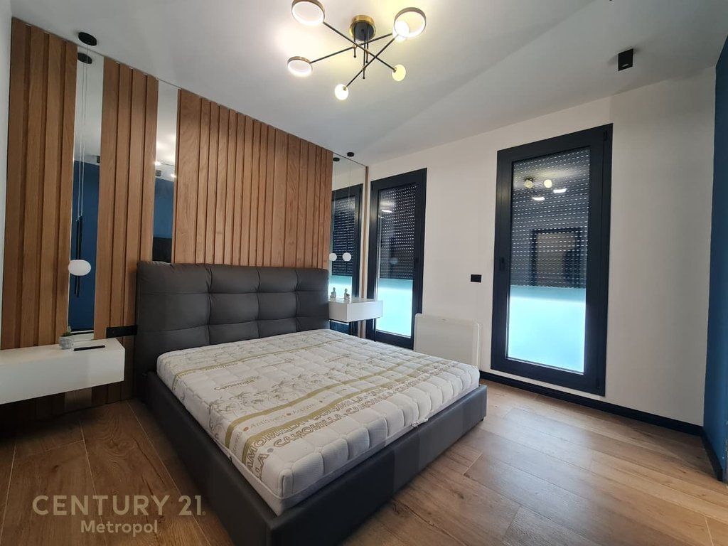 Ofrohet Apartament 3+1+2 për Qira me Verande, pranë Qendrës Tregtare TEG! 2,000 € /Muaj