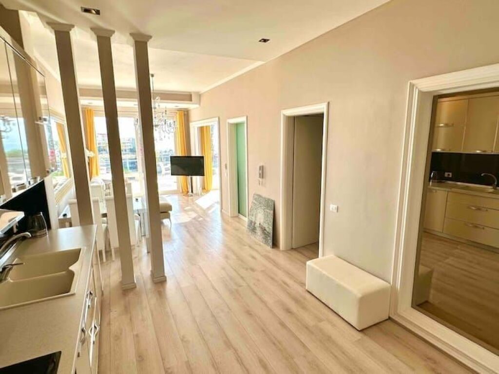 Apartament me Pamje të Plotë nga Deti dhe Tarracë të Madhe – Marina Bay, Vlorë