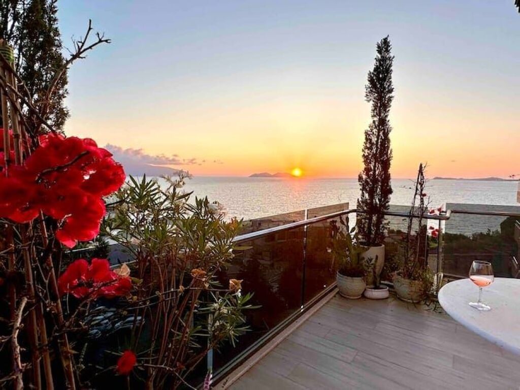 Apartament me Pamje të Plotë nga Deti dhe Tarracë të Madhe – Marina Bay, Vlorë