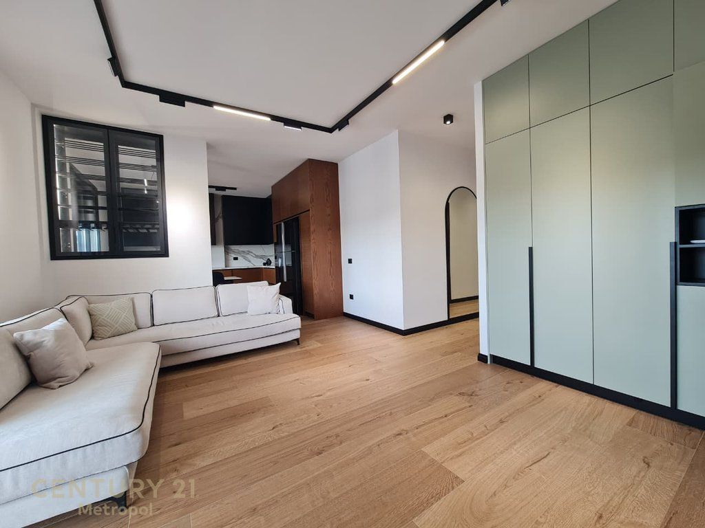 Ofrohet Apartament 3+1+2 për Qira me Verande, pranë Qendrës Tregtare TEG! 2,000 € /Muaj