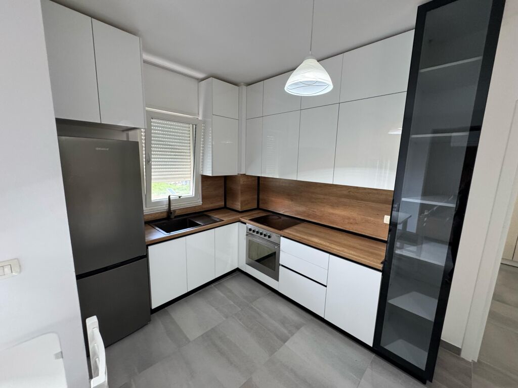 Apartment 1+1 for rent – Ali Demi, Darling Complex  • Location: Ali Demi, Darling Complex  • Typology: 1 bedroom + living room  • Floor: 3 • Price: 45,000 lek / month  The apartment is located in a quiet and family complex, with easy access to transport and various services.  For more information, contact