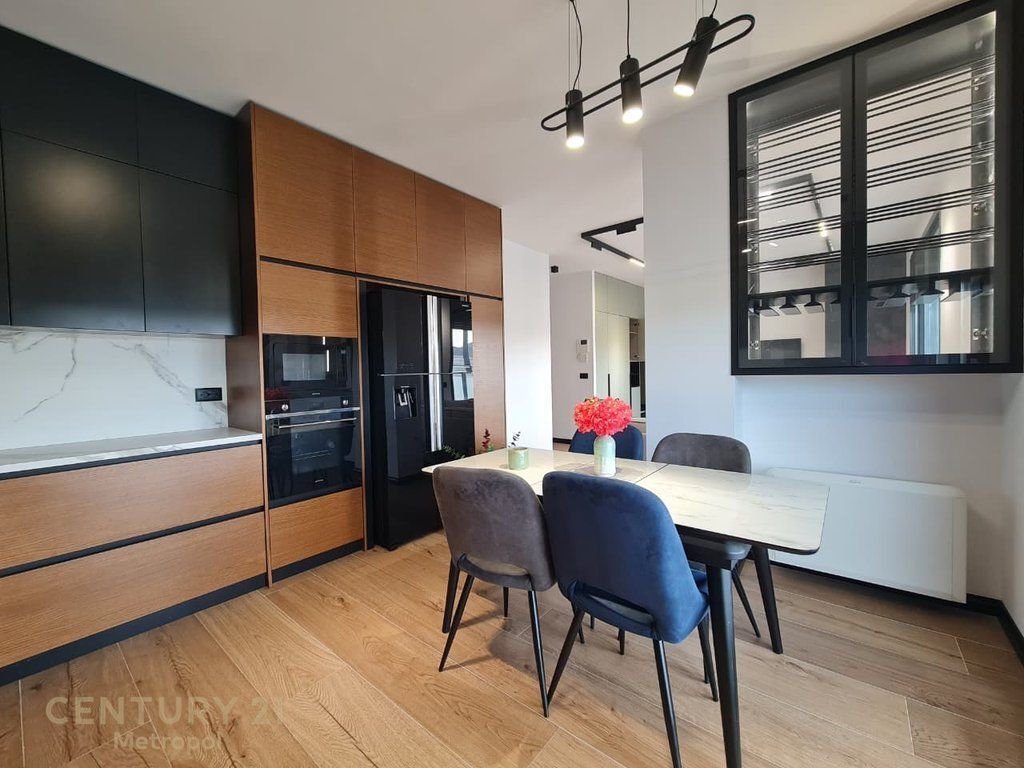 Ofrohet Apartament 3+1+2 për Qira me Verande, pranë Qendrës Tregtare TEG! 2,000 € /Muaj