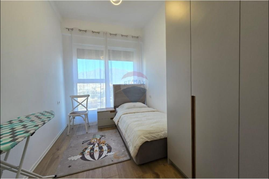 Apartament per shitje 2+1+2 + post parkimi tek Bulevardi i Ri