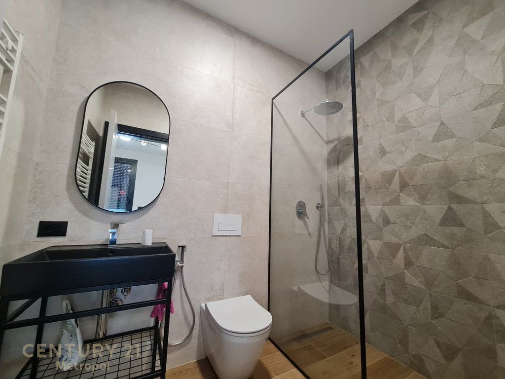 Ofrohet Apartament 3+1+2 për Qira me Verande, pranë Qendrës Tregtare TEG! 2,000 € /Muaj