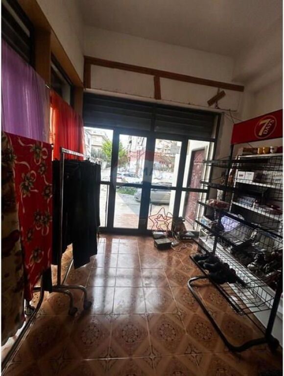 🏬 SHOP FOR RENT – TERRACES, NEAR “ALI DEMI” HIGH SCHOOL, VLORË