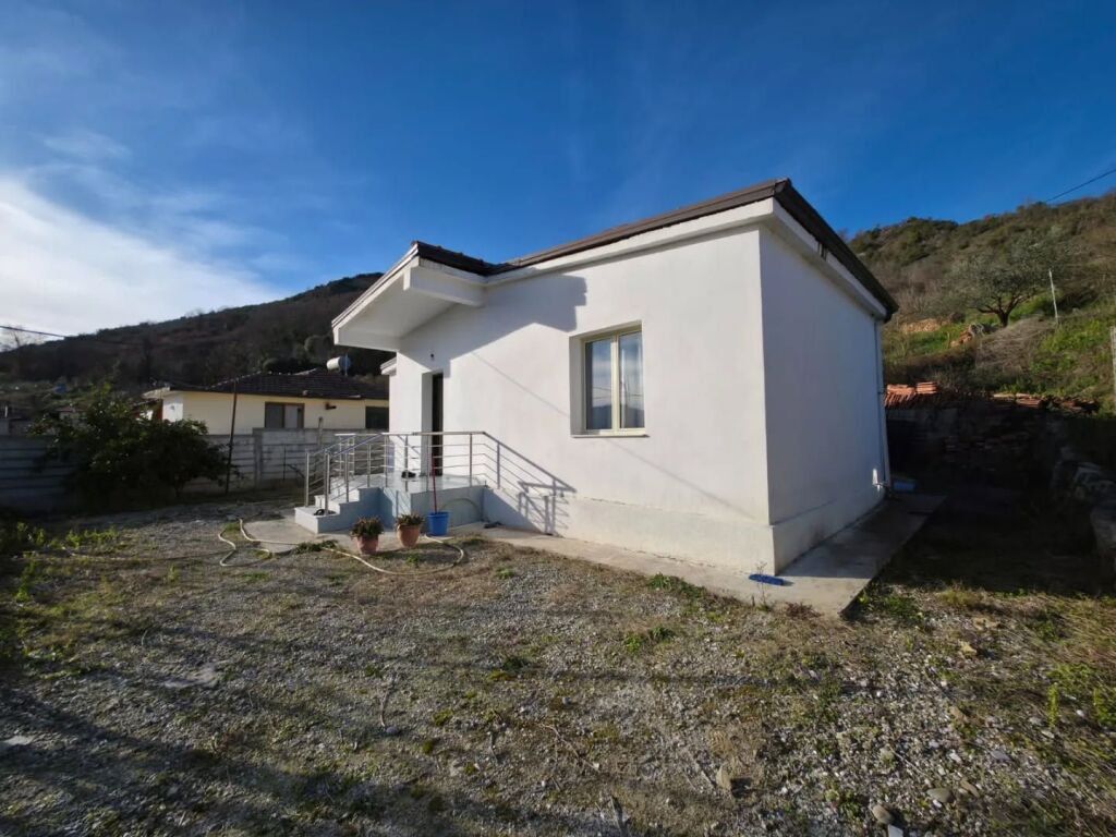 Shitet shtëpi private me Çertifikatë Pronësie në Ndroq (pas Vilës Toskana)
