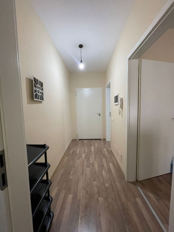 Affittasi appartamento 1+1 📍 Siri Kodra 🏢 Palazzina nuova, con ascensore 🛋️ Completamente arredato ✨ Ambiente regolare e luminoso 💶 Prezzo: 500 € / mese