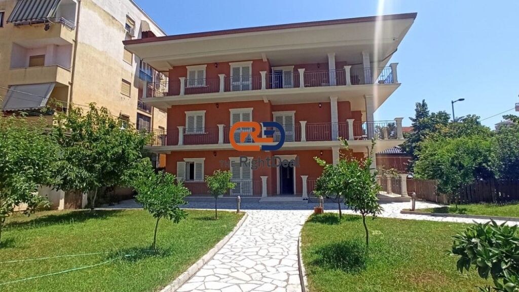 Presso la Facoltà di Economia, si Affitta Villa su 4 Piani con Più Spazio!