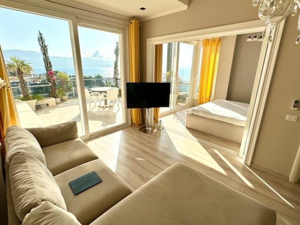 Apartament me Pamje të Plotë nga Deti dhe Tarracë të Madhe – Marina Bay, Vlorë