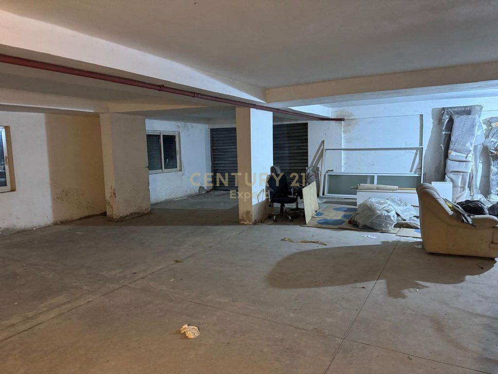 SHESIM MAGAZINE TE RRUGA E BARRIKADAVE 135,000 €