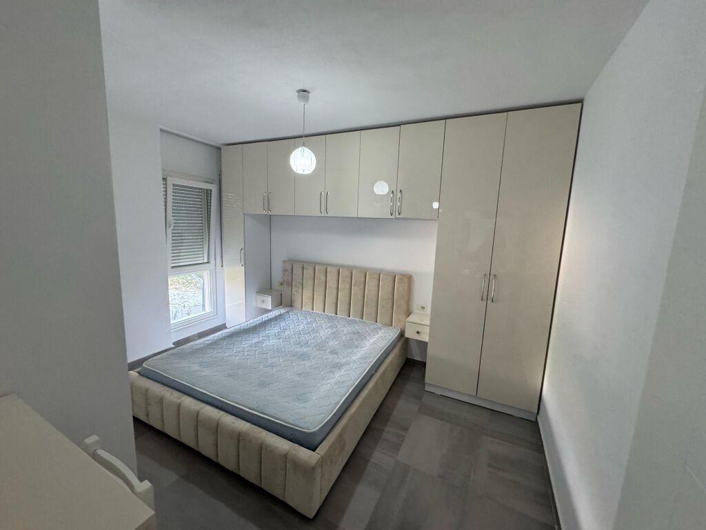 Apartment 1+1 for rent – Ali Demi, Darling Complex  • Location: Ali Demi, Darling Complex  • Typology: 1 bedroom + living room  • Floor: 3 • Price: 45,000 lek / month  The apartment is located in a quiet and family complex, with easy access to transport and various services.  For more information, contact