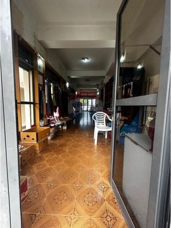 🏬 SHOP FOR RENT – TERRACES, NEAR “ALI DEMI” HIGH SCHOOL, VLORË