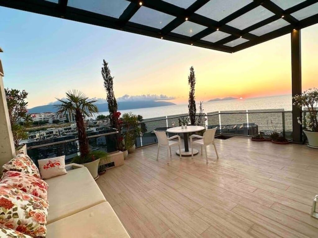 Apartament me Pamje të Plotë nga Deti dhe Tarracë të Madhe – Marina Bay, Vlorë