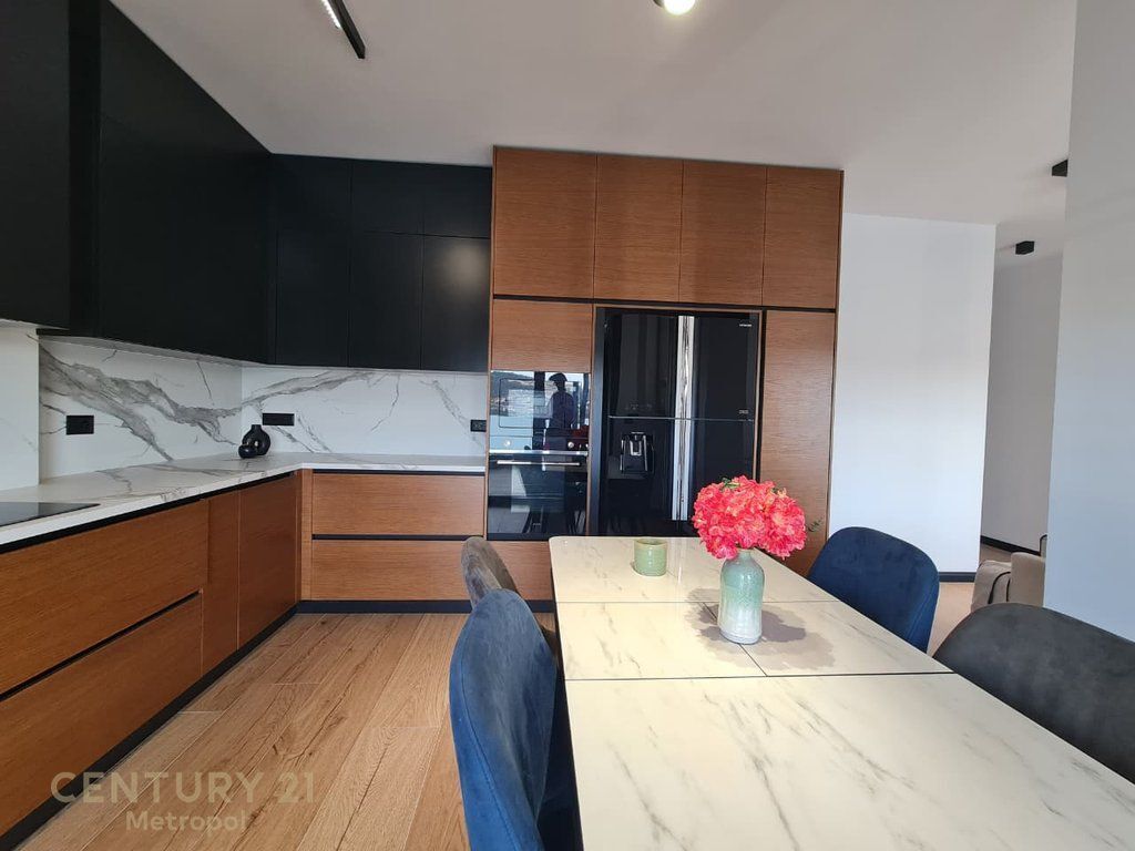 Ofrohet Apartament 3+1+2 për Qira me Verande, pranë Qendrës Tregtare TEG! 2,000 € /Muaj