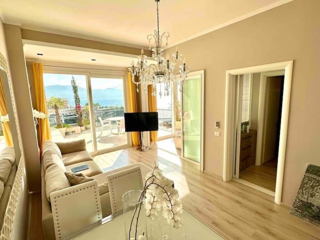 Apartament me Pamje të Plotë nga Deti dhe Tarracë të Madhe – Marina Bay, Vlorë
