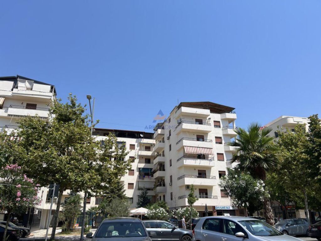 OKAZION!!! SHITET APARTAMENT 2+1+1 + VERANDË ME PAMJE NGA DETI PLAZH HEKURRUDHA – DURRËS 124000 €