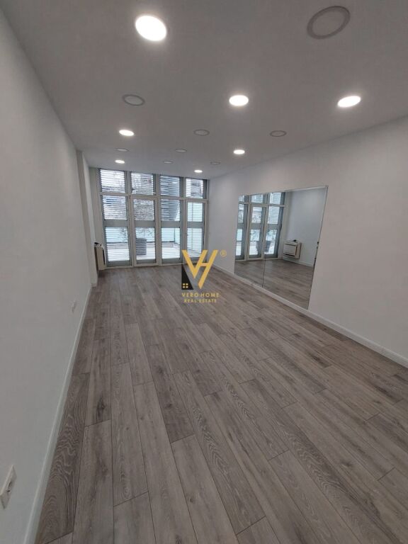 JEPET ZYRE 416 M2 ME QERA TE KOMUNA E PARISIT 4.500 EURO