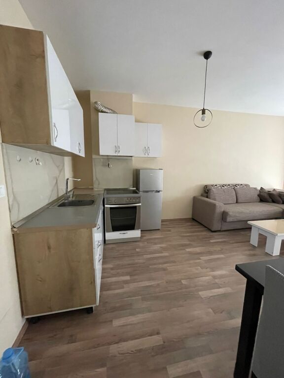 Affittasi appartamento 1+1 📍 Siri Kodra 🏢 Palazzina nuova, con ascensore 🛋️ Completamente arredato ✨ Ambiente regolare e luminoso 💶 Prezzo: 500 € / mese