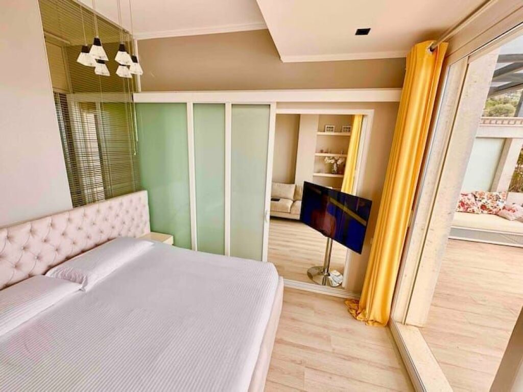 Apartament me Pamje të Plotë nga Deti dhe Tarracë të Madhe – Marina Bay, Vlorë