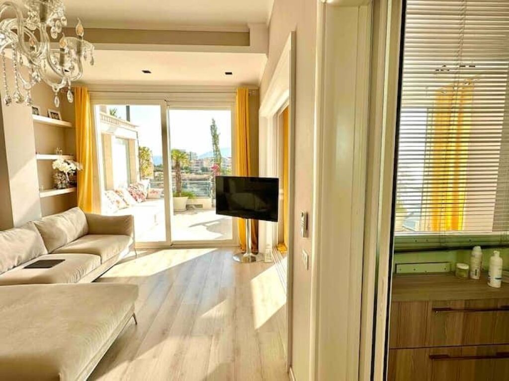Apartament me Pamje të Plotë nga Deti dhe Tarracë të Madhe – Marina Bay, Vlorë