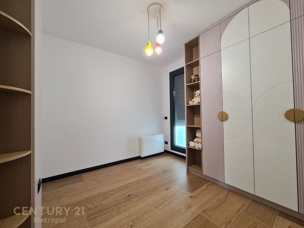 Ofrohet Apartament 3+1+2 për Qira me Verande, pranë Qendrës Tregtare TEG! 2,000 € /Muaj