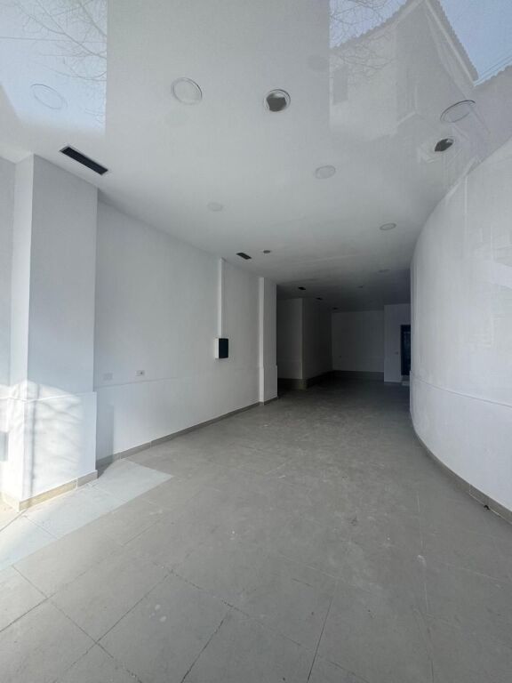 NEGOZIO IN AFFITTO 112M2 VIA ELBASAN 80.000 LEKE