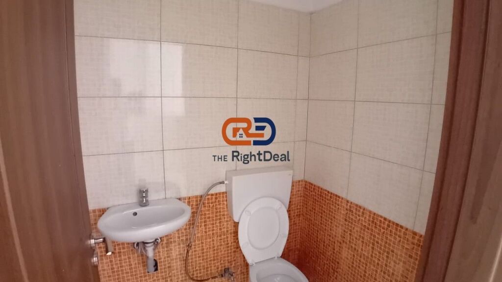 Ne Yzberisht, Jepet Me Qira Ambient Komercial Me Hapesira Te Bollshme!!!