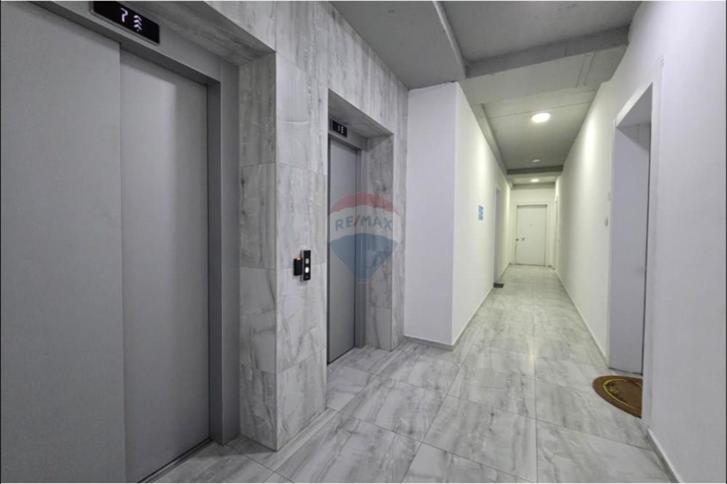 Apartament per shitje 2+1+2 + post parkimi tek Bulevardi i Ri