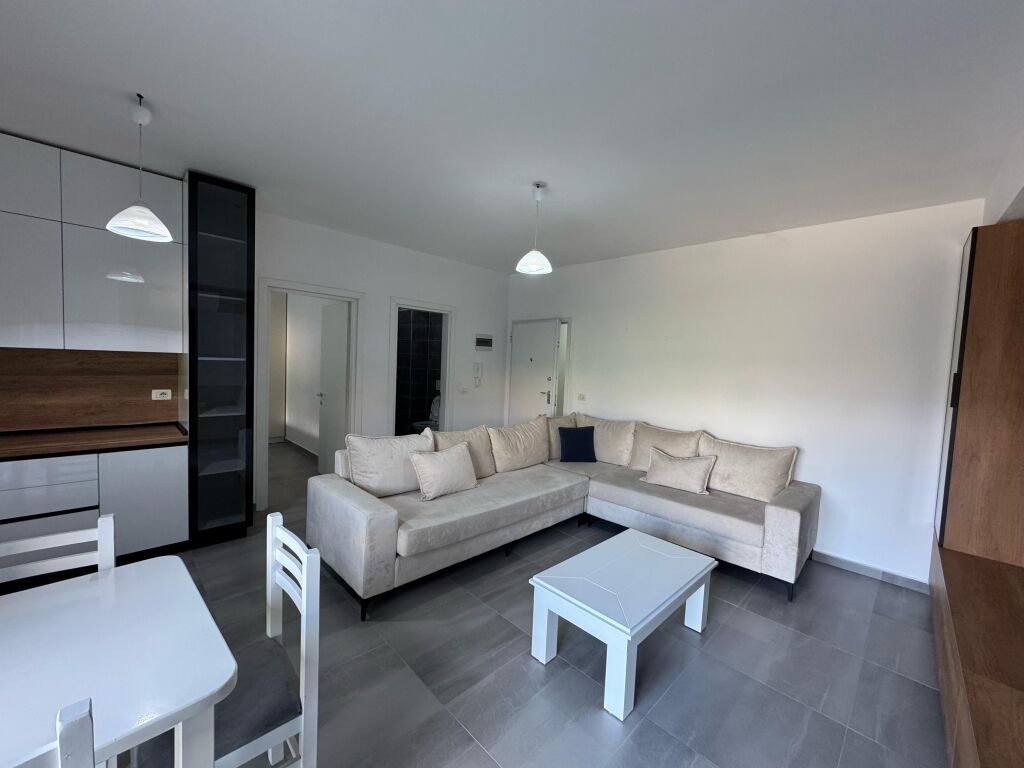 Apartment 1+1 for rent – Ali Demi, Darling Complex  • Location: Ali Demi, Darling Complex  • Typology: 1 bedroom + living room  • Floor: 3 • Price: 45,000 lek / month  The apartment is located in a quiet and family complex, with easy access to transport and various services.  For more information, contact