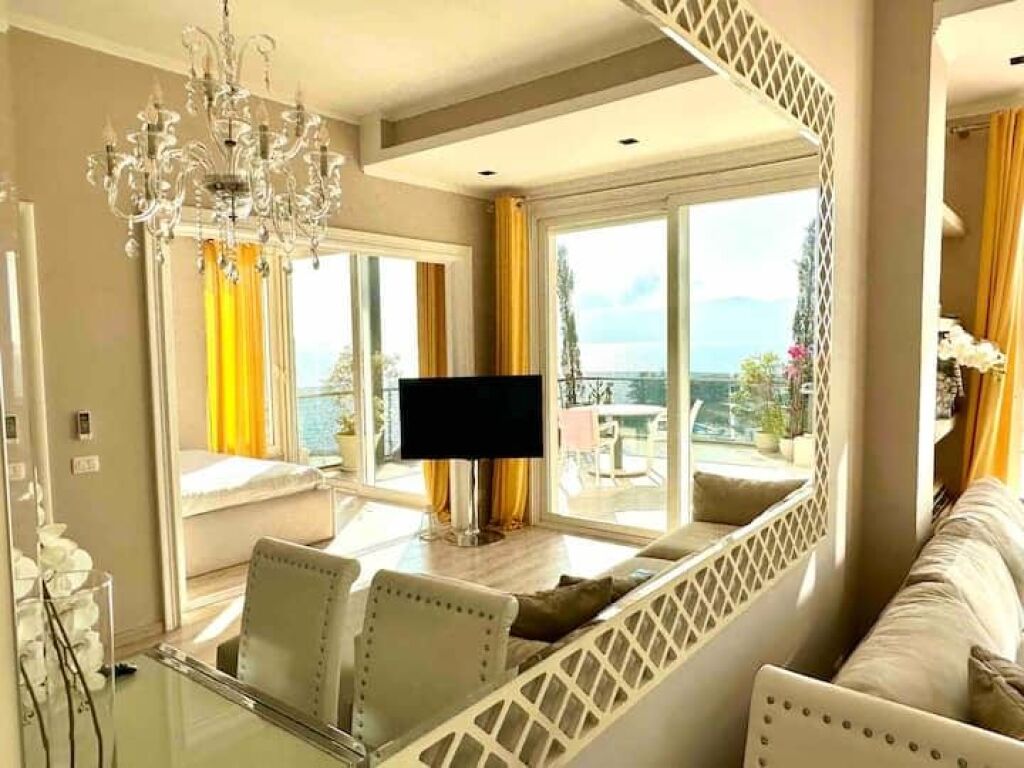 Apartament me Pamje të Plotë nga Deti dhe Tarracë të Madhe – Marina Bay, Vlorë