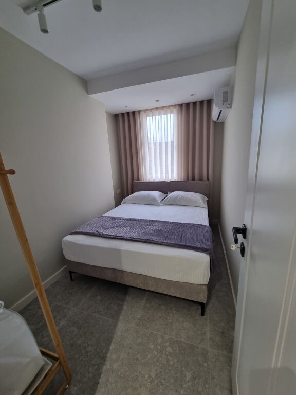 SHITEN  DY APARTAMENTE – RRUGA E KAVAJËS (KRYQËZIMI 21 DHJETORIT) ▪️ Kati 5 banim (pallat ekzistues, pa ashensor) ▪️ Sipërfaqe: 65 m² në total, te mobiluar, me hipoteke. ▪️ Apartamenti i  përshtatshëm për banim ose investim B&B  💶 Çmimi: 200.000 € - Widok 3