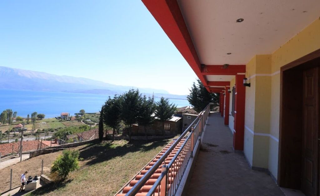 🏡 Villa su 2 Piani in Vendita – 3 km dall'Ingresso di Pogradec