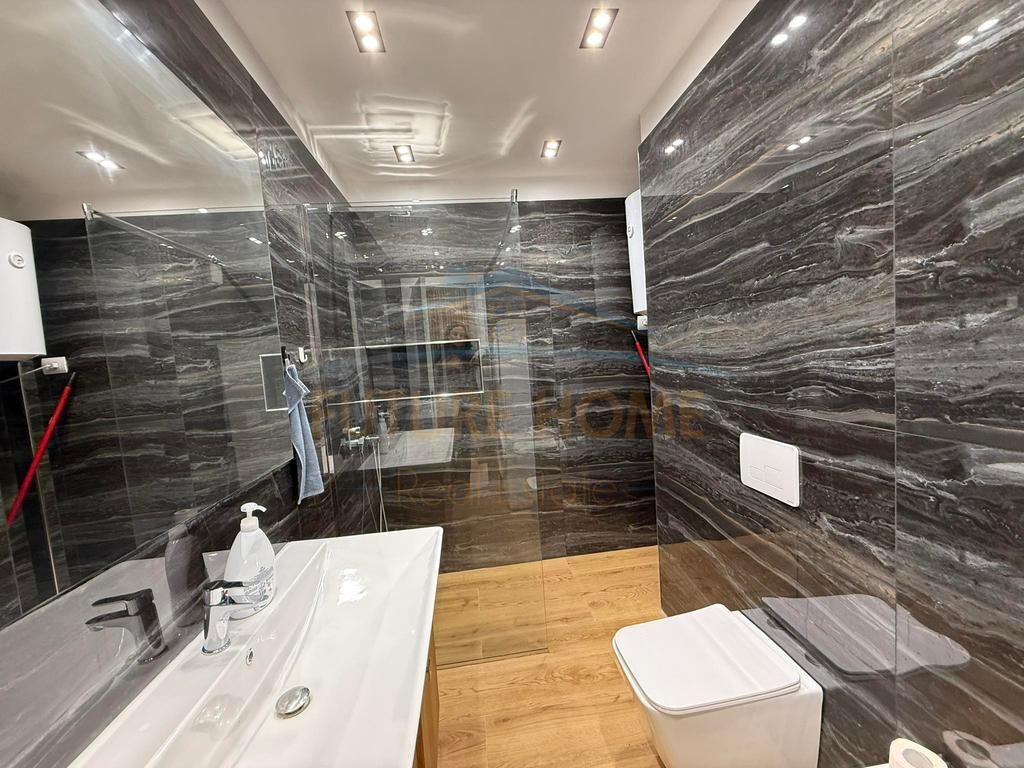 Qera, Apartament 2+1+2, 21 Dhjetori, Tirane 1,000 €, UNA63679