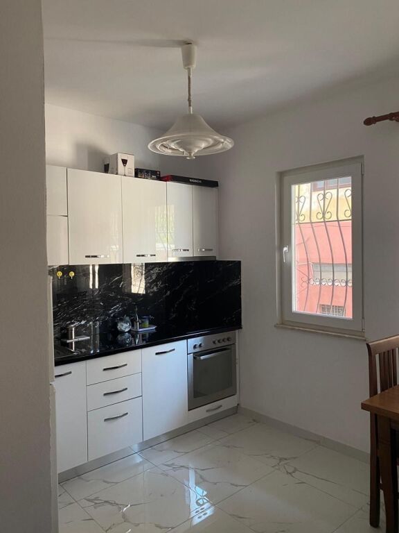 Apartament 1+1 me qera tek Medreseja