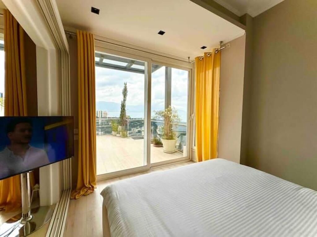 Apartament me Pamje të Plotë nga Deti dhe Tarracë të Madhe – Marina Bay, Vlorë