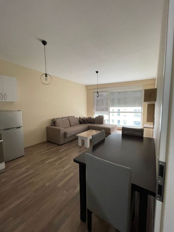 Affittasi appartamento 1+1 📍 Siri Kodra 🏢 Palazzina nuova, con ascensore 🛋️ Completamente arredato ✨ Ambiente regolare e luminoso 💶 Prezzo: 500 € / mese