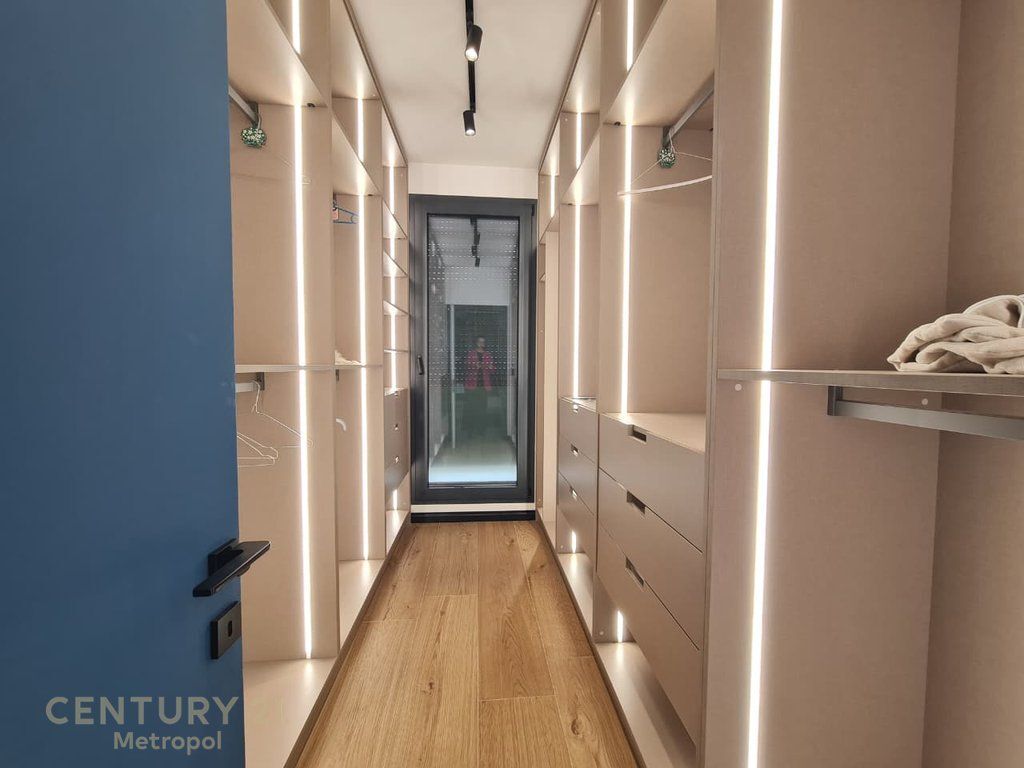 Ofrohet Apartament 3+1+2 për Qira me Verande, pranë Qendrës Tregtare TEG! 2,000 € /Muaj