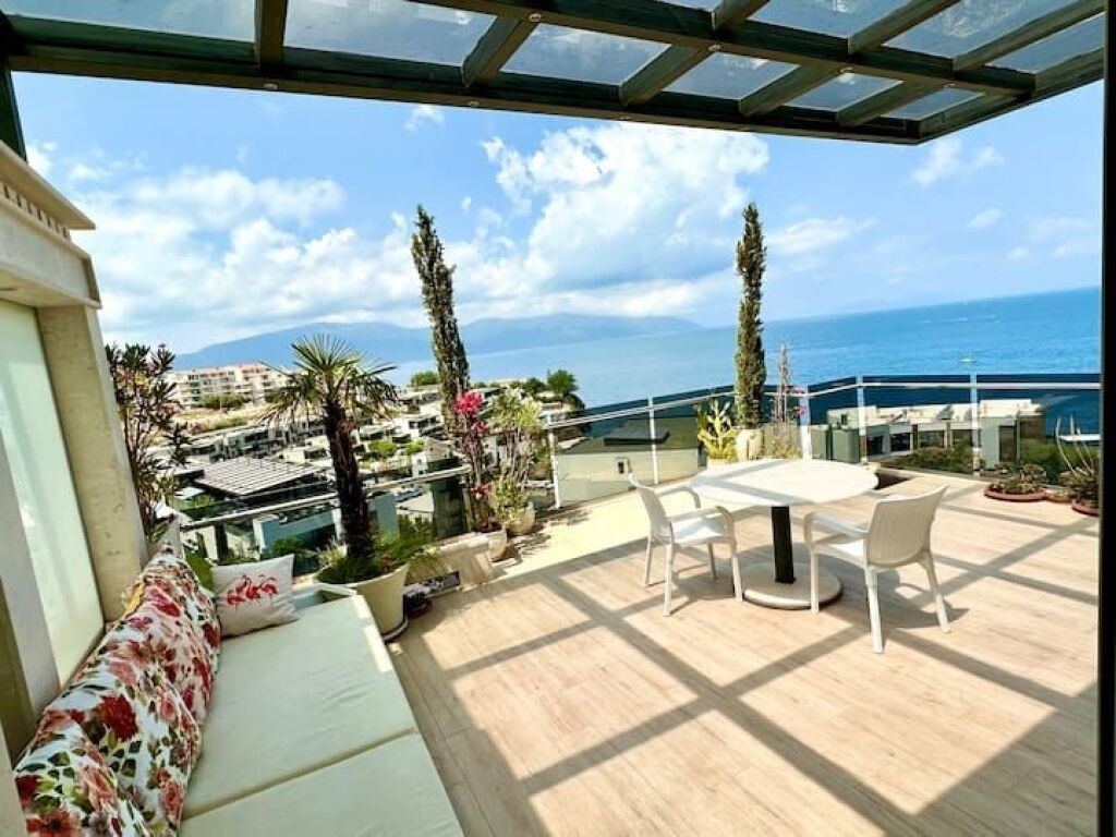 Apartament me Pamje të Plotë nga Deti dhe Tarracë të Madhe – Marina Bay, Vlorë